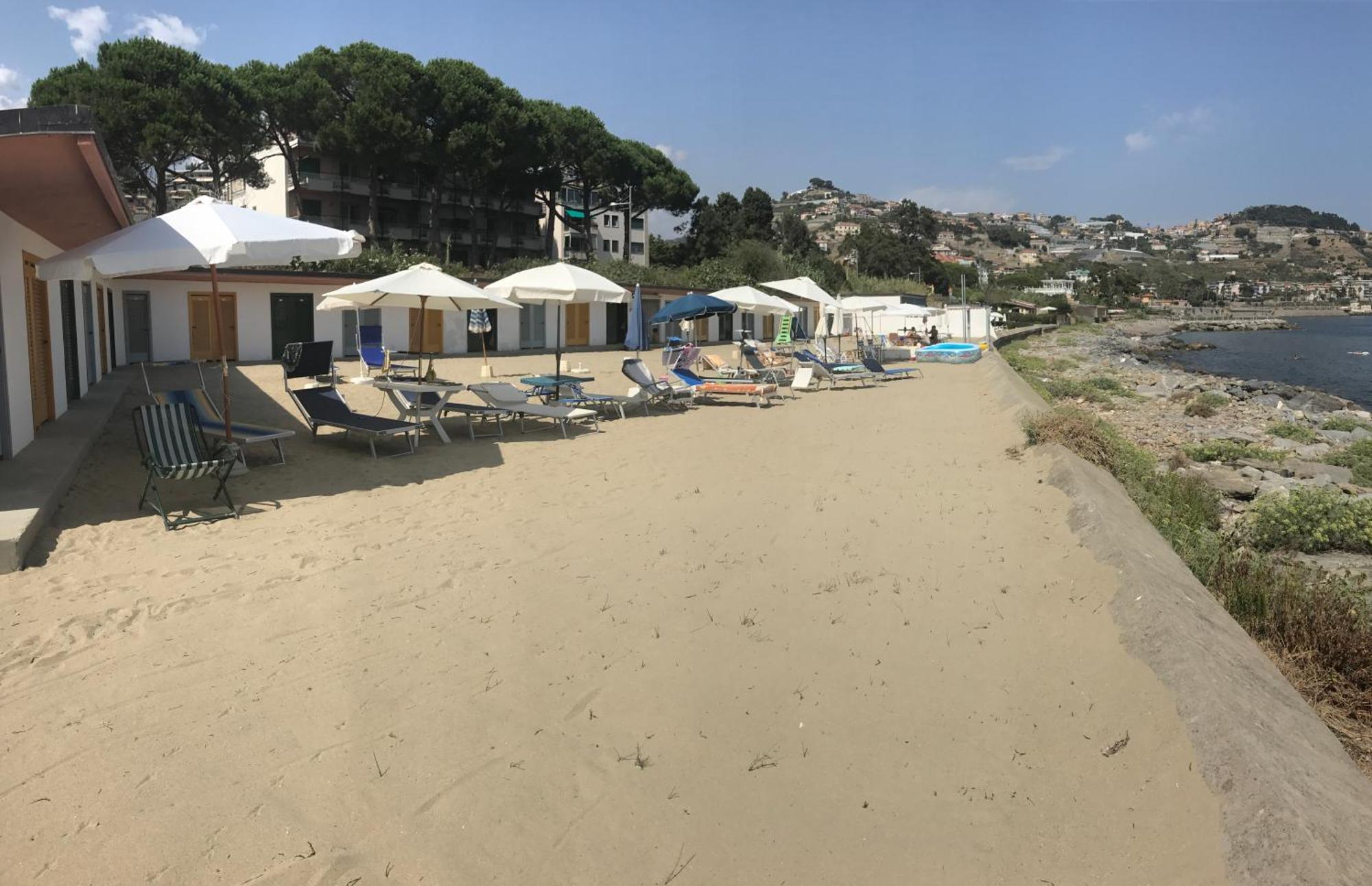 Appartement Tirrenia Beach House - Sea Front With Private Beach à San Remo Extérieur photo