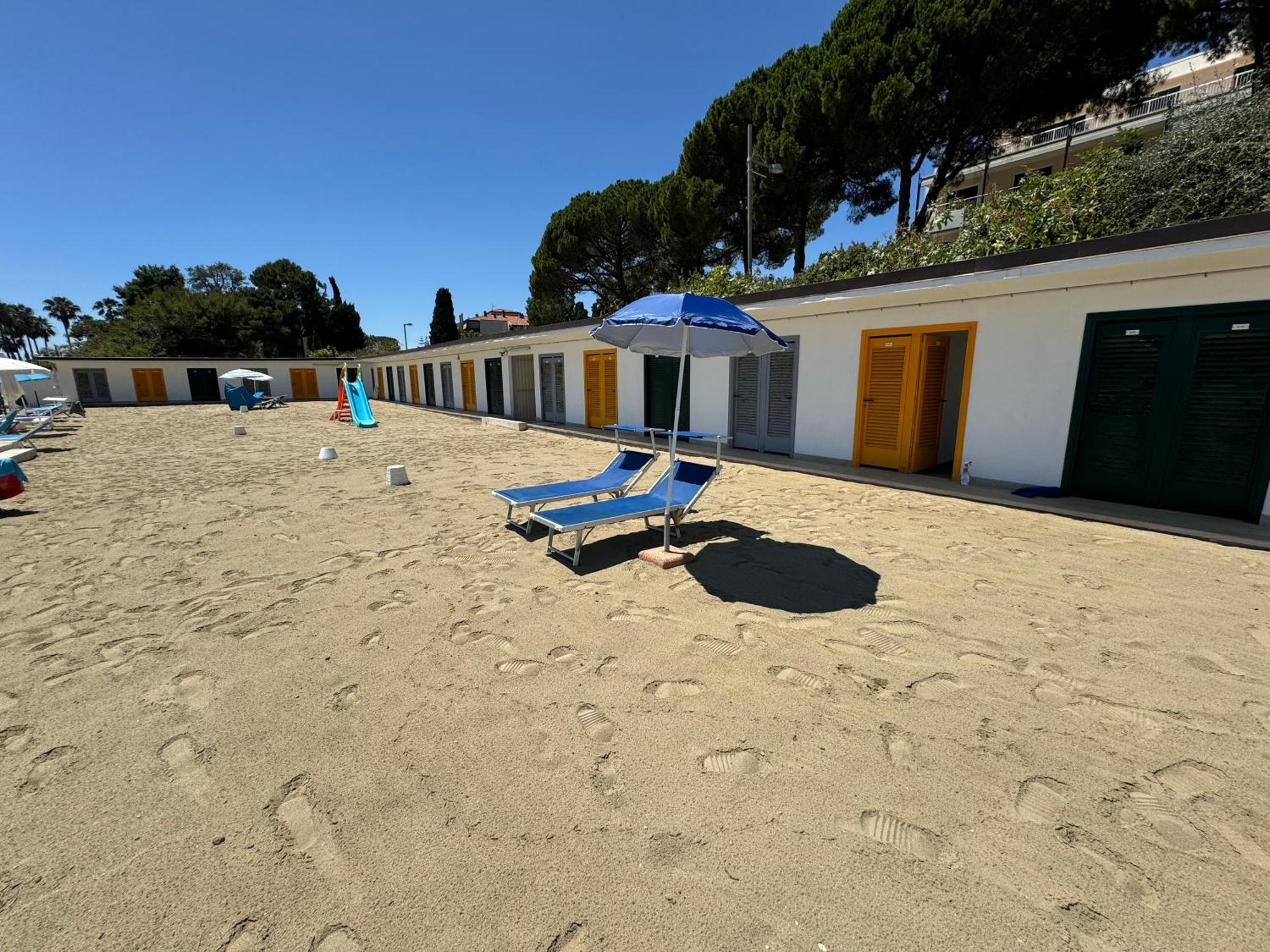 Appartement Tirrenia Beach House - Sea Front With Private Beach à San Remo Extérieur photo