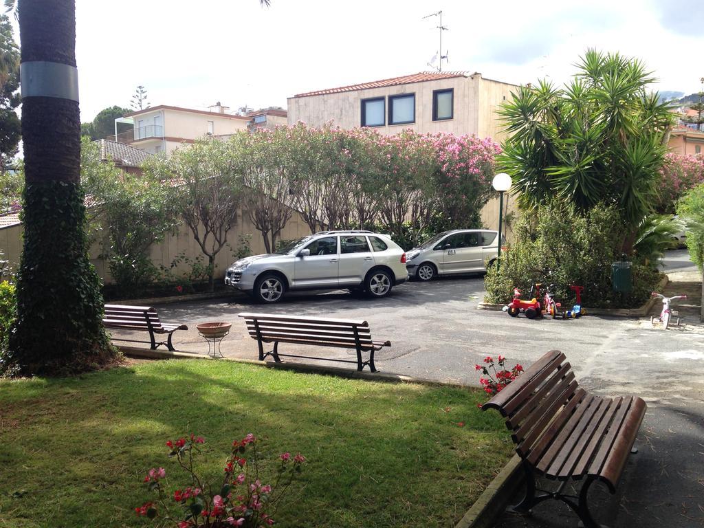 Tirrenia Beach House - Sea Front With Private Beach San Remo Extérieur photo
